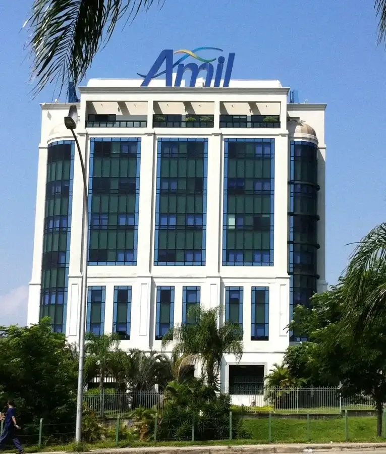 Fachada de hospital da Amil, representando a estrutura própria e a atuação nacional da operadora de planos de saúde no Brasil